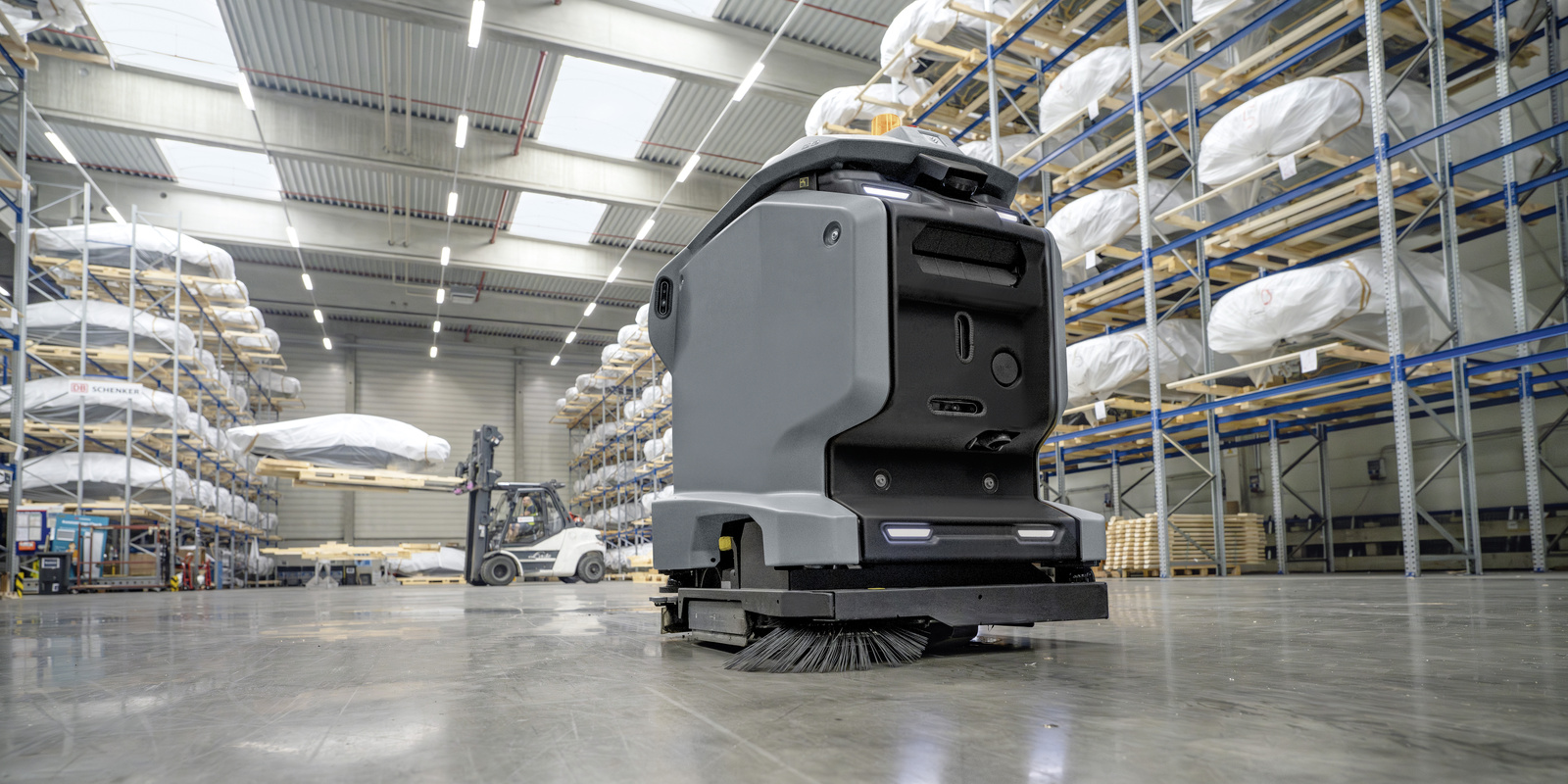 Karcher KIRA robot-schrobmachine bij zijn docking station.