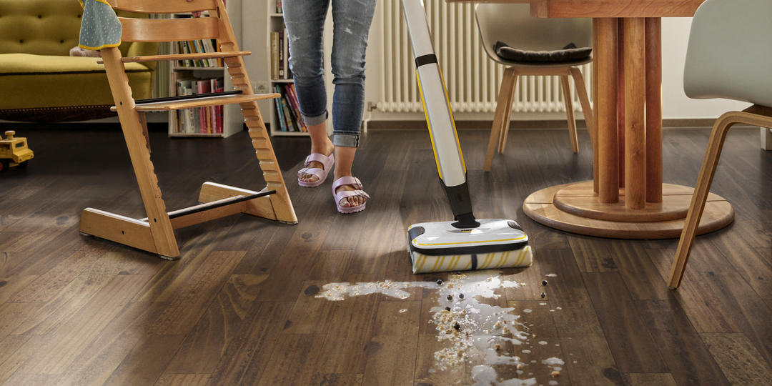 La fregadora de suelos FC 7 Cordless elimina todo tipo de suciedad diaria seca y húmeda