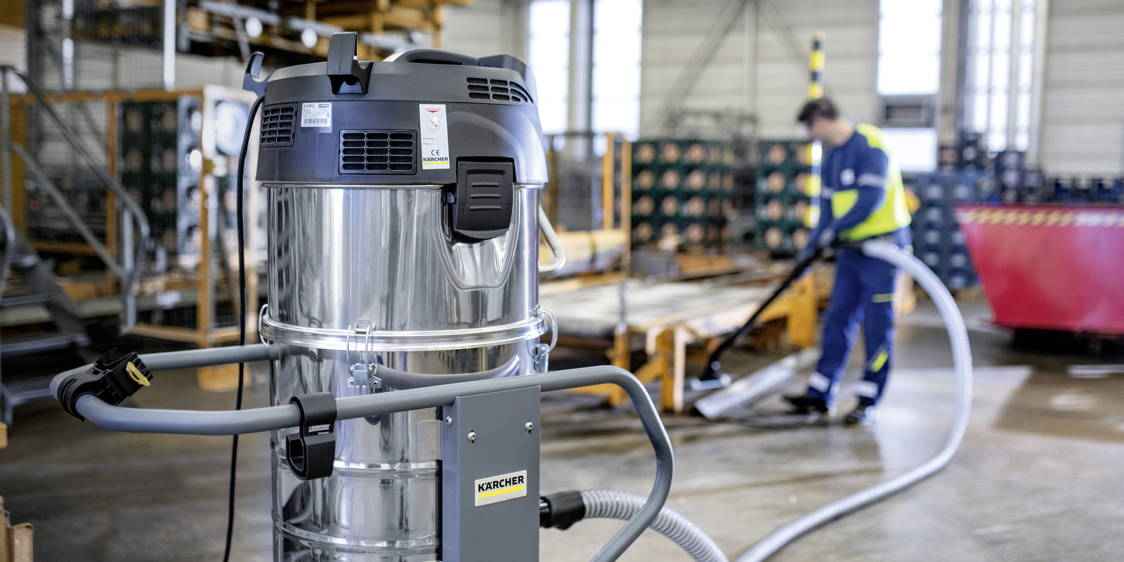Aspiradora industrial móvil Kärcher IVM recolectando polvo y residuos de forma segura.