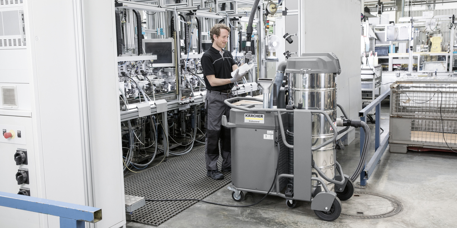 Aspiradora industrial trifásica Kärcher IVS de funcionamiento continuo recolectando polvo durante el procesamiento de plásticos.