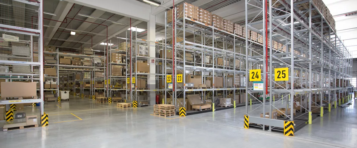 Industrijska skladišna hala s visokim regalima i čistim podnim površinama