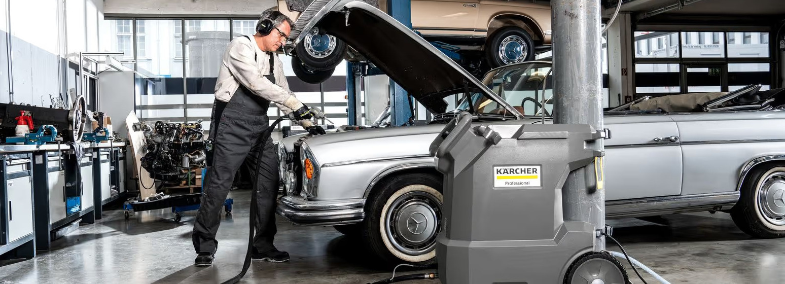Čišćenje suhim ledom ispod prednje haube automobila u auto radionici