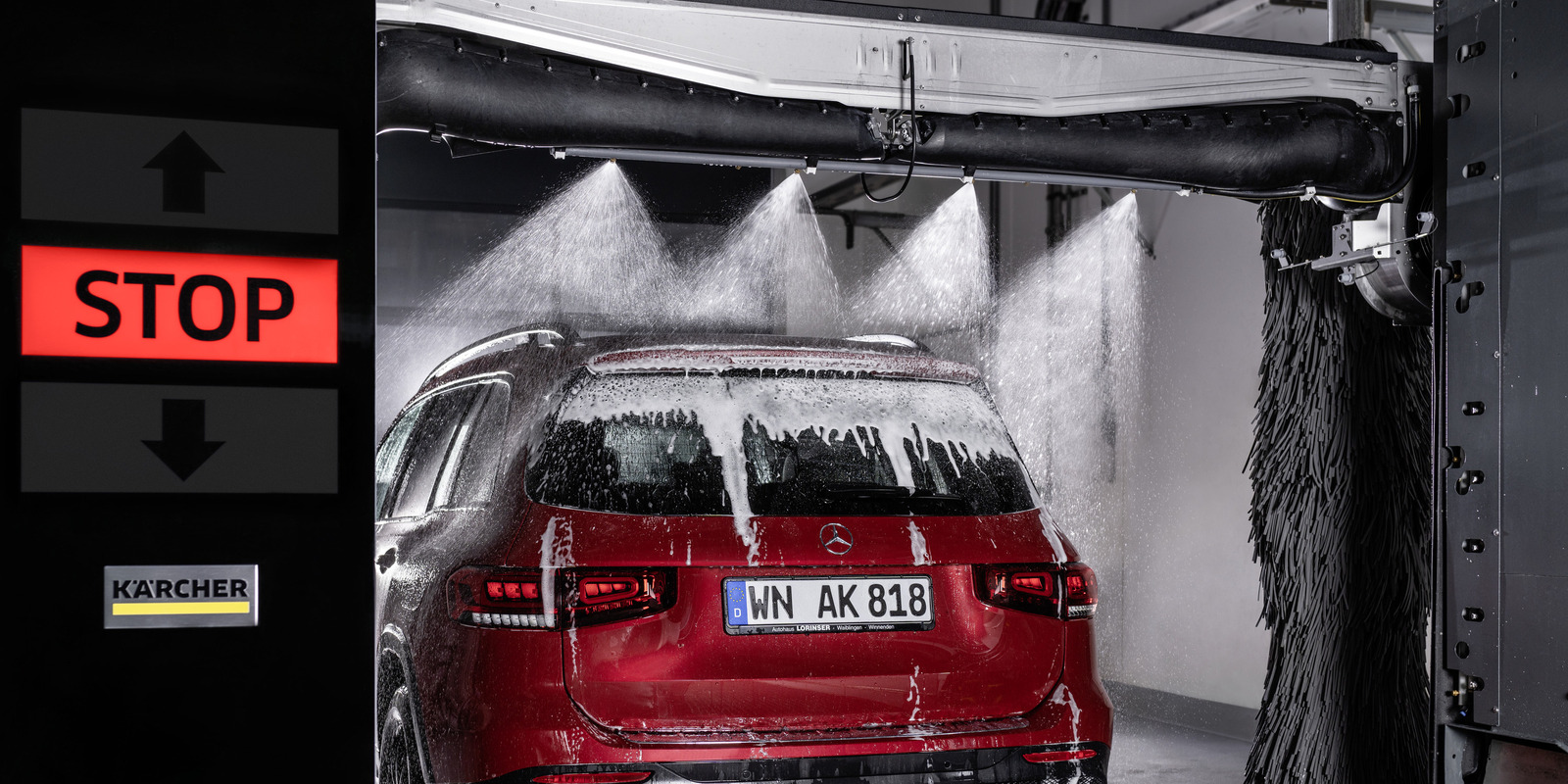 Lavador de veículos realizando limpeza automotiva