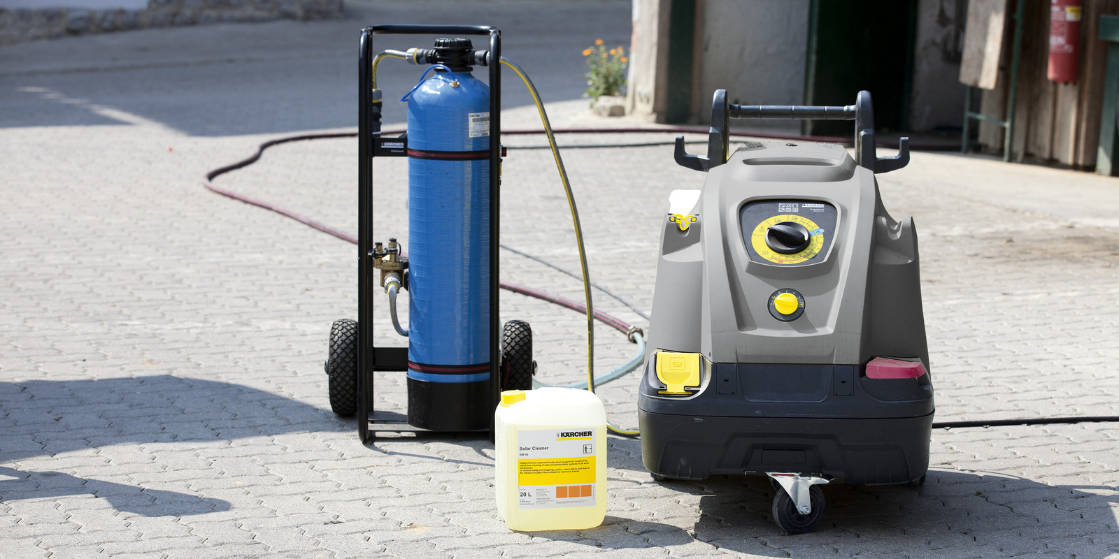 Equipamentos para limpeza de placas solares: Lavadora de alta pressão, detergente e equipamento para desmineralização
