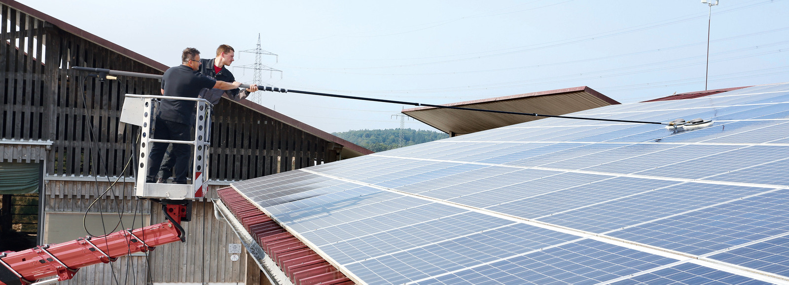 Lavagem de placa solar em altura com equipe especializada