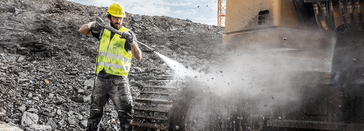 pressure-washer-cleaning-mud-from-excavator pressure-washer-cleaning-mud-from-excavator