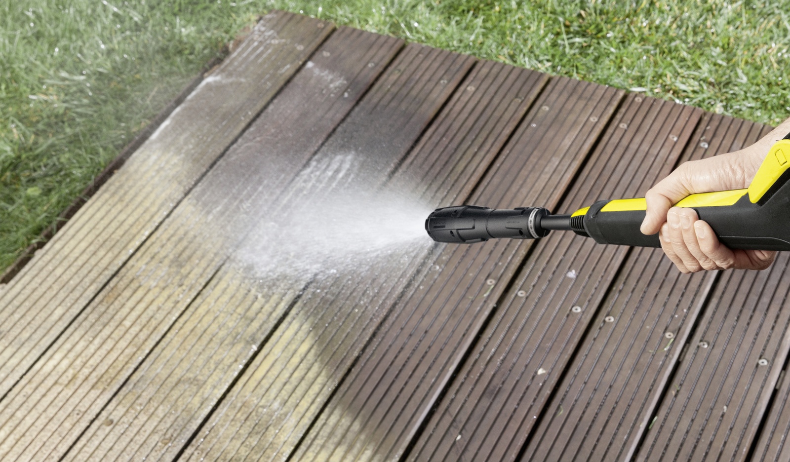 Holzterrasse Cleaning a wooden terrace with high-pressure cleaner