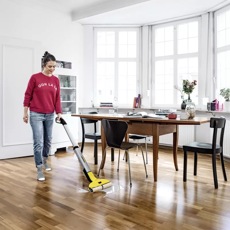 Robot di lavaggio un aspirapolvere sul pavimento lava un parquet in legno