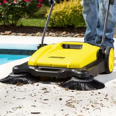 https://s1.kaercher-media.com/media/image/selection/29544/m3/karcher-s650-push-sweeper-picks-up-debris.webp