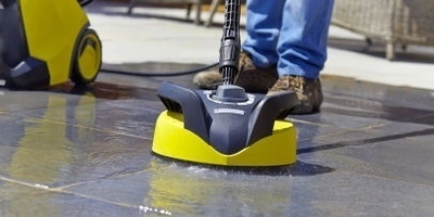 Limpieza con accesorio T-Racer Hombre limpiando suelo de terraza con un accesorio T Racer
