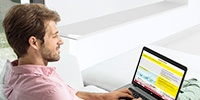 Newsletter de Kärcher Hombre suscribiéndose a newsletter Kärcher en una tablet