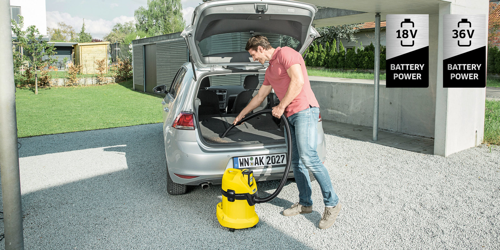 Daugiafunkciai akumuliatoriniai dulkių siurbliai Vyras siurbia automobilį su daugiafunkciu dulkių siurbliu