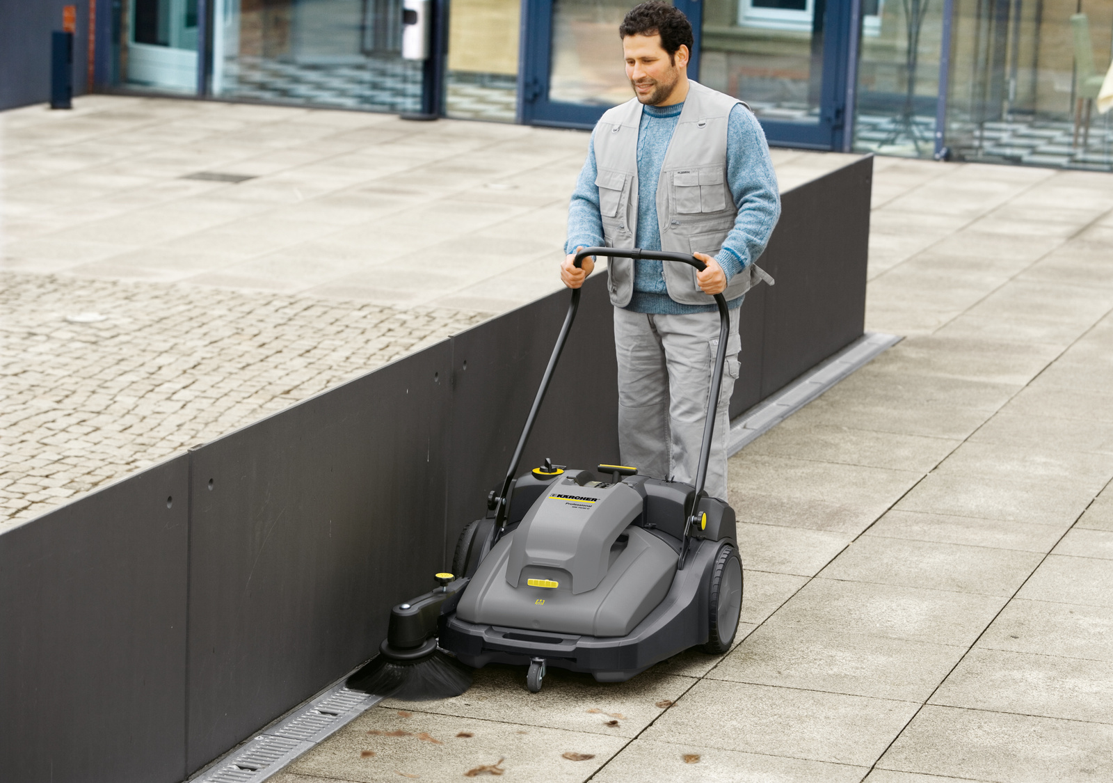 Karcher km 70 20 c. Подметальная машина Керхер. Коммунальная подметальная машина Karcher. Подметальная машина км 70/20 с min 2 SB. Дорожная подметальная машина isal 6000.