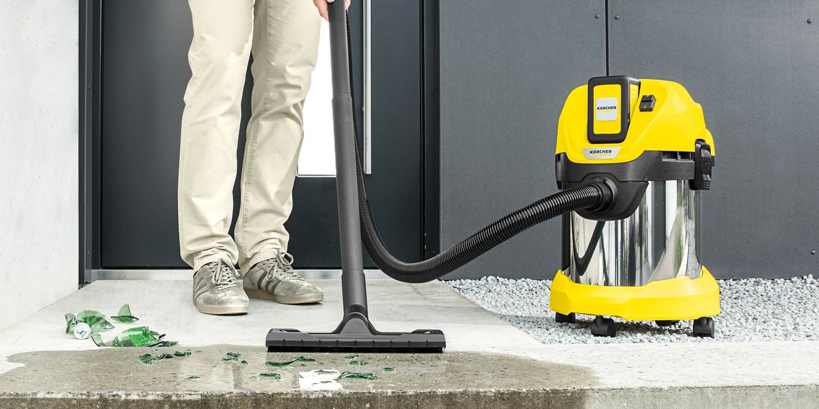 Mann Saugt Mit Dem Kabellosem Akku-MehrzwecksaugervonKärcher