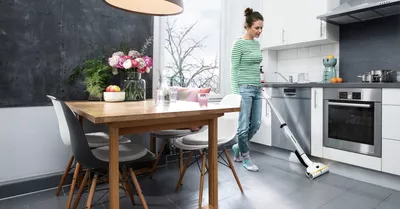 Women wiping the kitchen floor with a Kärcher FC 3 Cordless