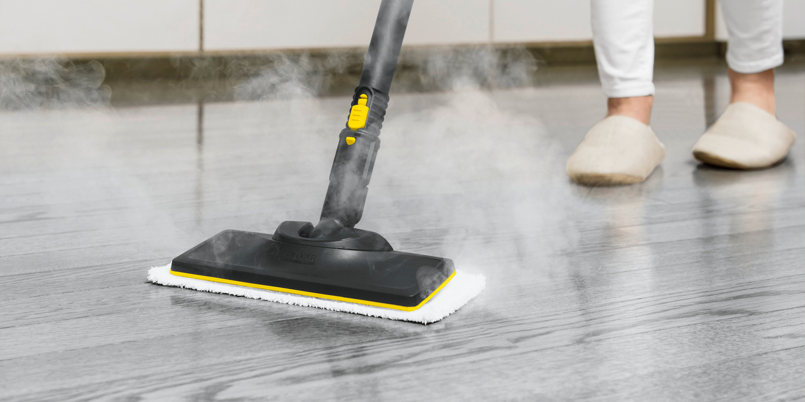 May lam sach bang hoi nuoc nong. Với máy làm sạch bằng hơi nước nóng Kärcher, bạn và cả gia đình có thể tận hưởng không gian nhà hoàn toàn sạch sẽ – mà không cần đến hóa chất. Phụ kiện có thể lưu trữ trực tiếp trên thân máy giúp công việc làm sạch tiện lợi và nhanh chóng hơn. Với chức năng phun hơi nóng, máy giúp loại bỏ 99,99% tất cả các vi khuẩn thông thường trong gia đình. Khi kết hợp với các phụ kiện tiện ích khác nhau, máy có thể dùng để làm sạch các vết bẩn cứng đầu trên các bề mặt gạch ốp, bếp, máy hút mùi và thậm chí những khe gạch, vết nứt,… Hệ thống hook-and-loop giúp người dùng tháo lắp khăn lau một cách dễ dàng mà không cần chạm vào khăn bẩn. Đầu phun linh hoạt giúp làm sạch tiện lợi và dễ dàng. Máy sản xuất tại Đức.