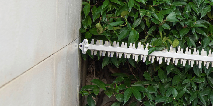 Blade tip protector Battery hedge trimmer close to a hedge