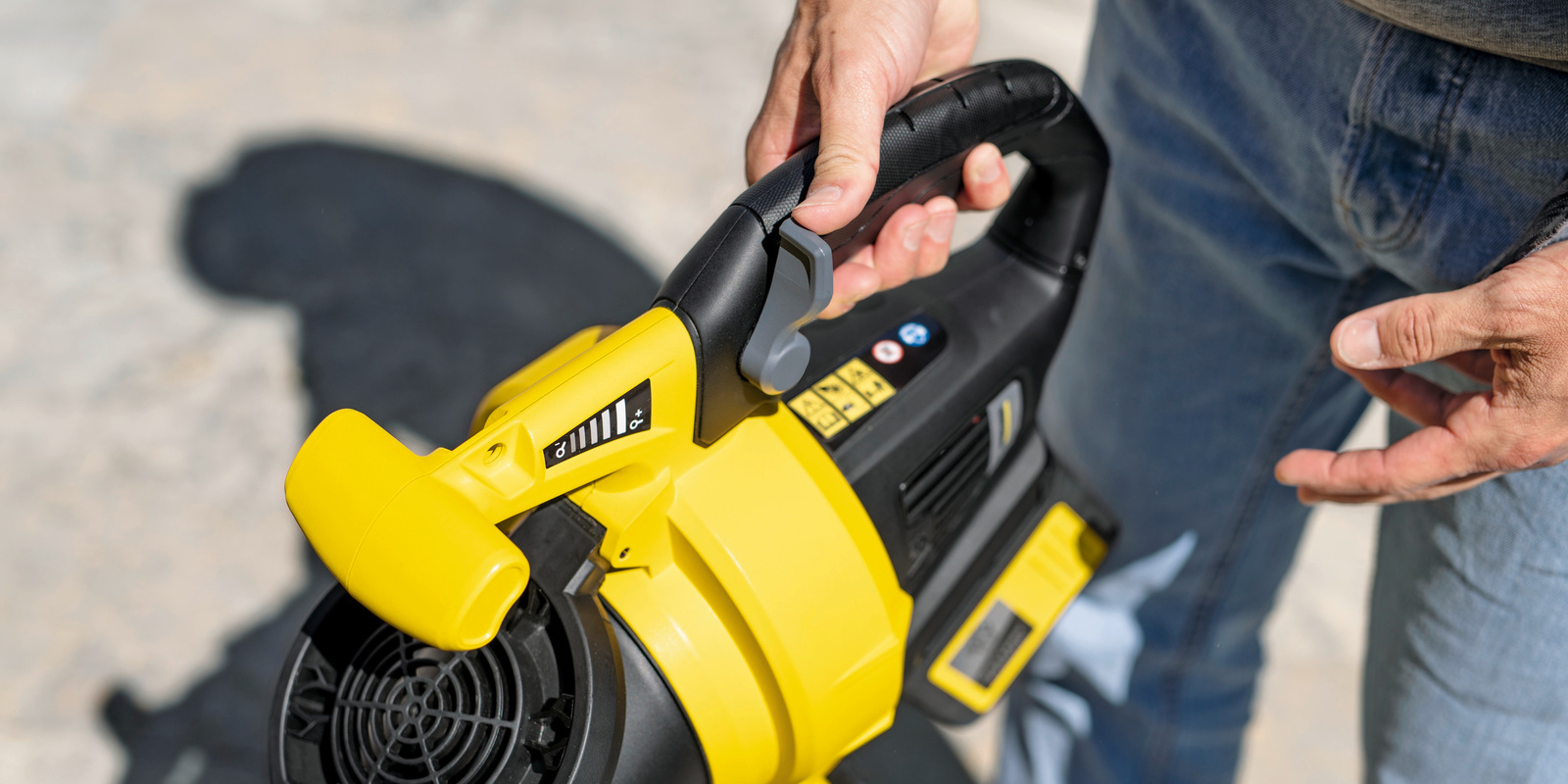 Variable Drehzahlregulierung Hände halten den Kärcher Akku-Laubsauger und -bläser