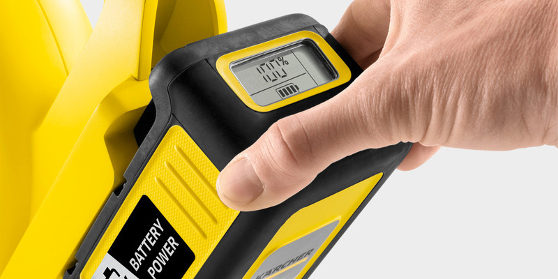 Moderne Anzeige Eine Hand am Akku mit LCD-Display