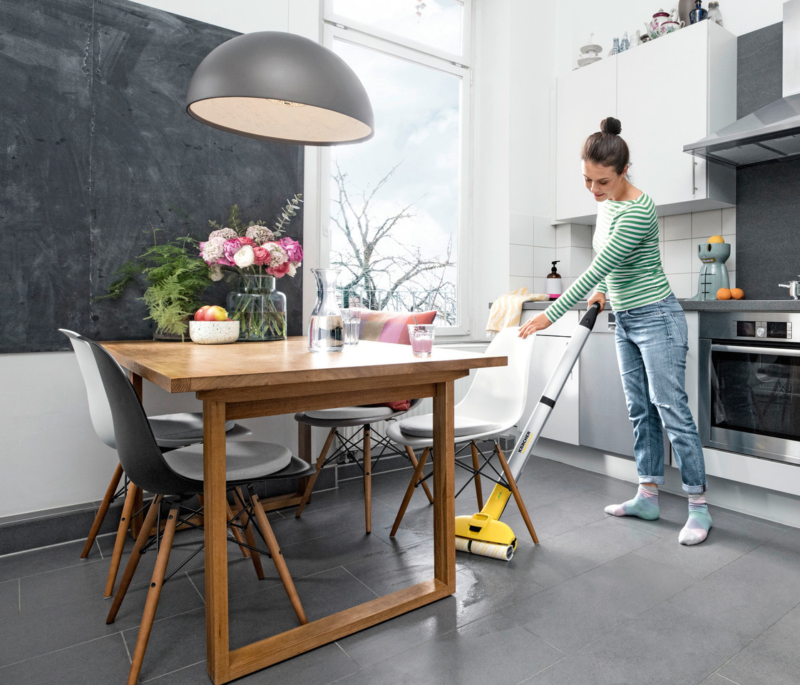 Fregar suelo de cocina con una FC 3 Cordless Mujer fregando suelo de la cocina con una fregadora FC 3 sin cable