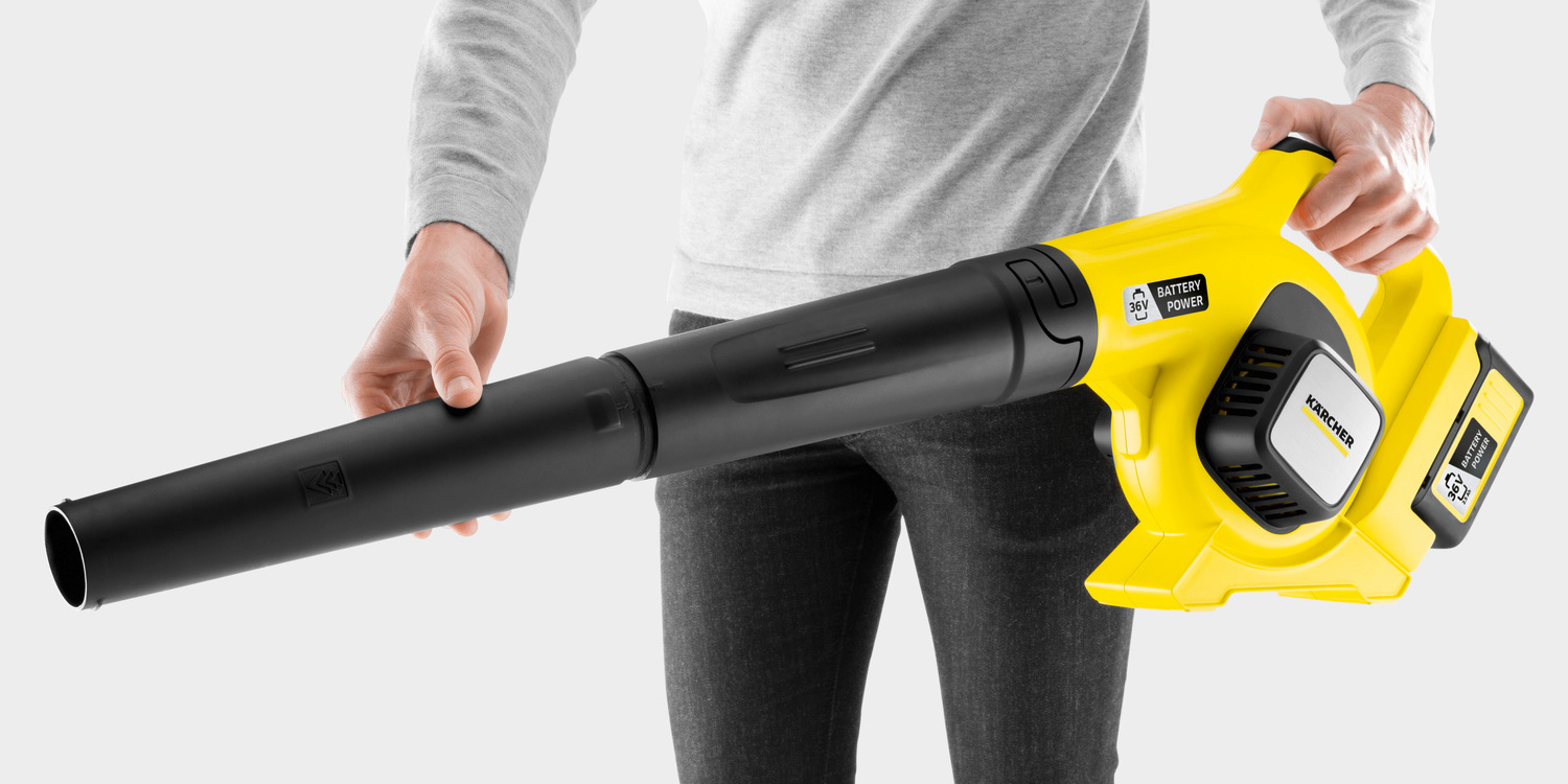 Abnehmbare Geräteelemente Eine Person nimmt das zweiteilige Rohr des Kärcher Akku-Laubbläsers auseinander