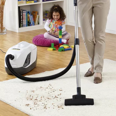 The Hoover Uh70015 Platinum Deluxe Bagless Vacuum Combines Windtunnel Technology And Multi Stage Cyclonic Upright Vacuums Bagless Vacuum Vacuums