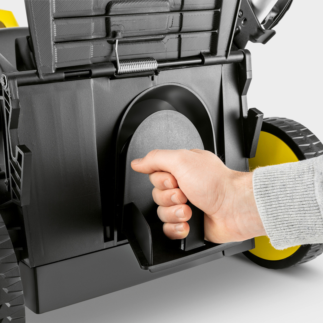 Mulchkit eine Hand greift den Mulchkit vom Kärcher Rasenmäher