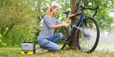 Limpieza de bicicleta con baja presión Limpieza de bicicleta con baja presión con limpiadora portátil OC 3