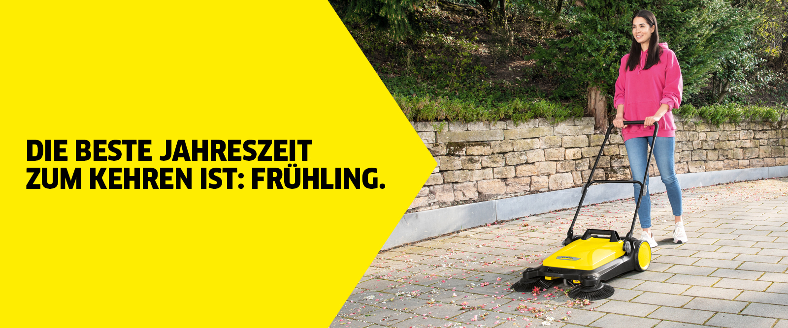 Kehrmaschine im Frühling Reinigung im Frühling mit der Kehrmaschine