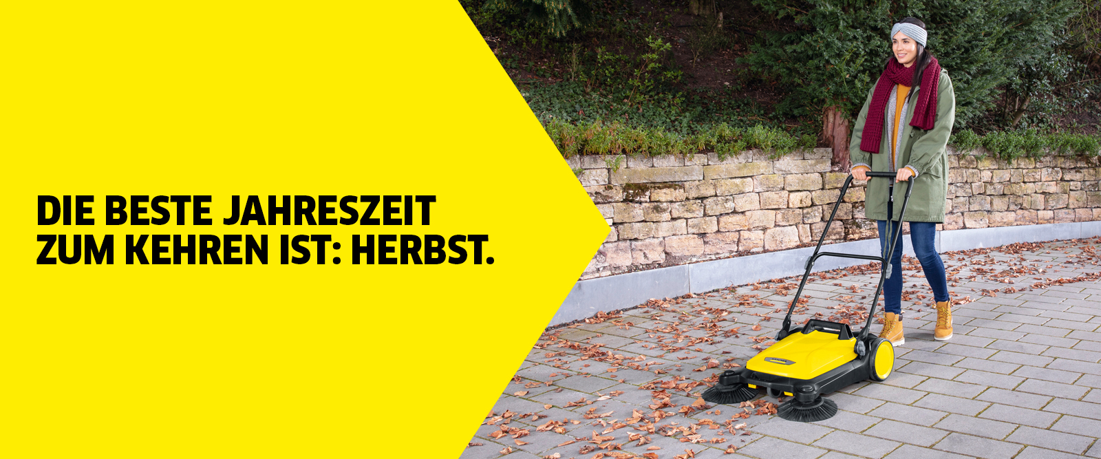 Kehrmaschine im Herbst Reinigung im Herbst mit der Kehrmaschine