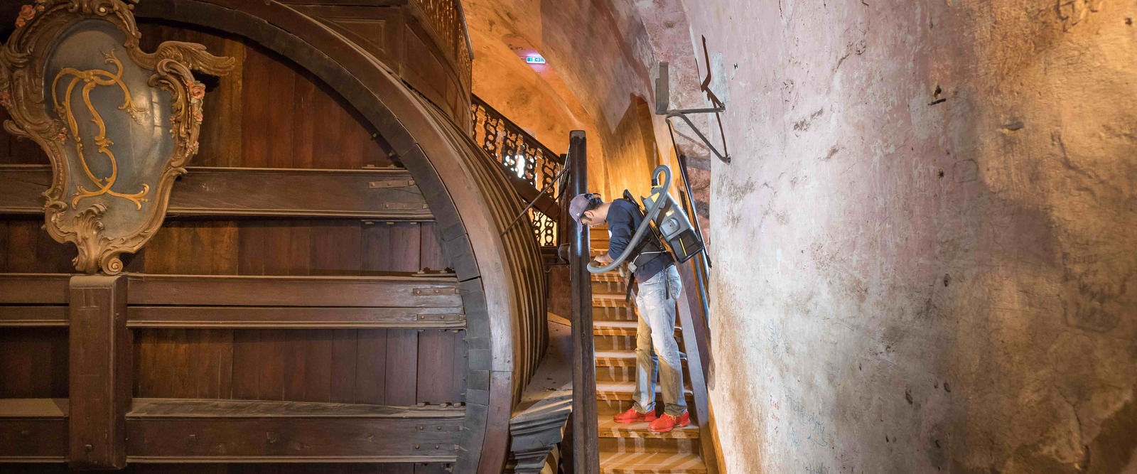 Cleaning in Heidelberg Castle with a Kärcher backpack vacuum cleaner  