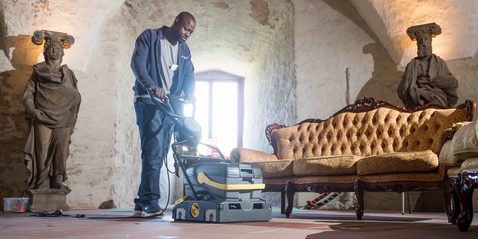 Compact scrubber drier BR 40/10 Man uses Kärcher compact scrubber drier BR 40/10 for cleaning Heidelberg Castle