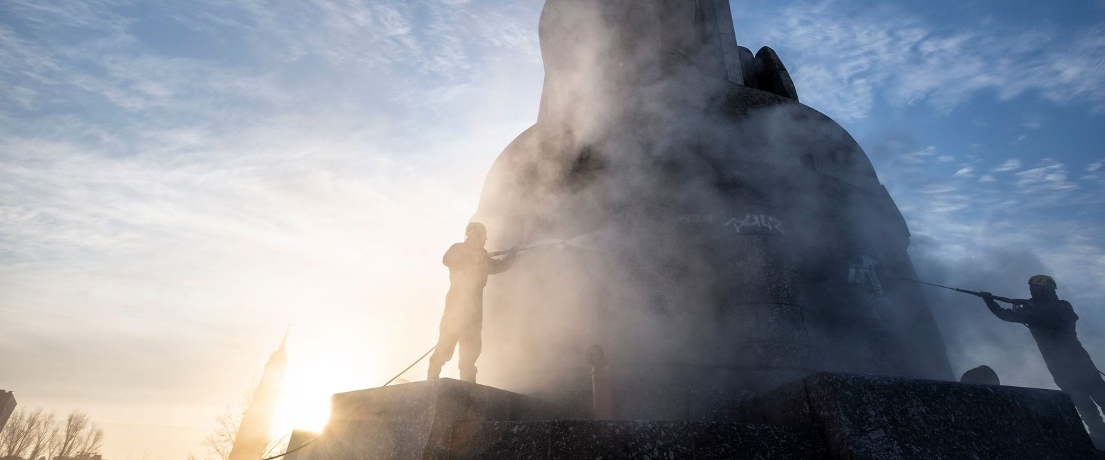 Cleaning the Bismarck Monument in the morning hours Cleaning the Bismarck Monument in the morning hours