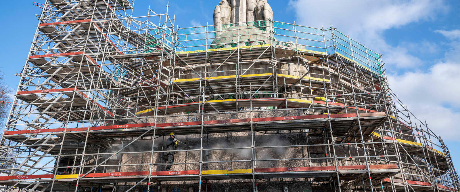 Cleaning the base of the Bismarck Monument in Hamburg Cleaning the base of the Bismarck Monument in Hamburg