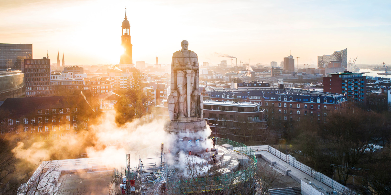Reinigung des Bismarck-Denkmals in Hamburg Reinigung des Bismarck-Denkmals in Hamburg