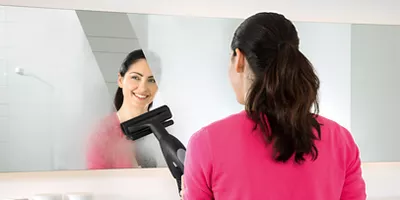 Kärcher SV 7 készülékkel kerül tisztításra a fürdőszobai tükör is