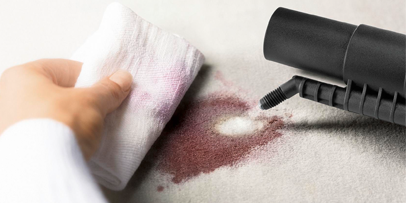 Removing stubborn stains using the Kärcher steam vacuum cleaner
