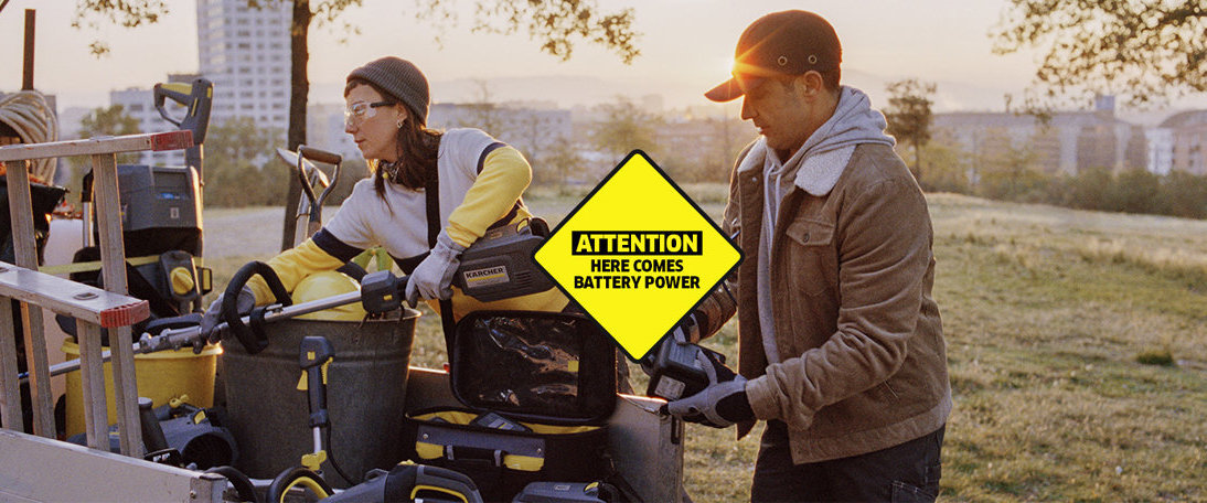 Outdoor Power Equipment Mann und Frau mit Kärcher Geräten im Freien