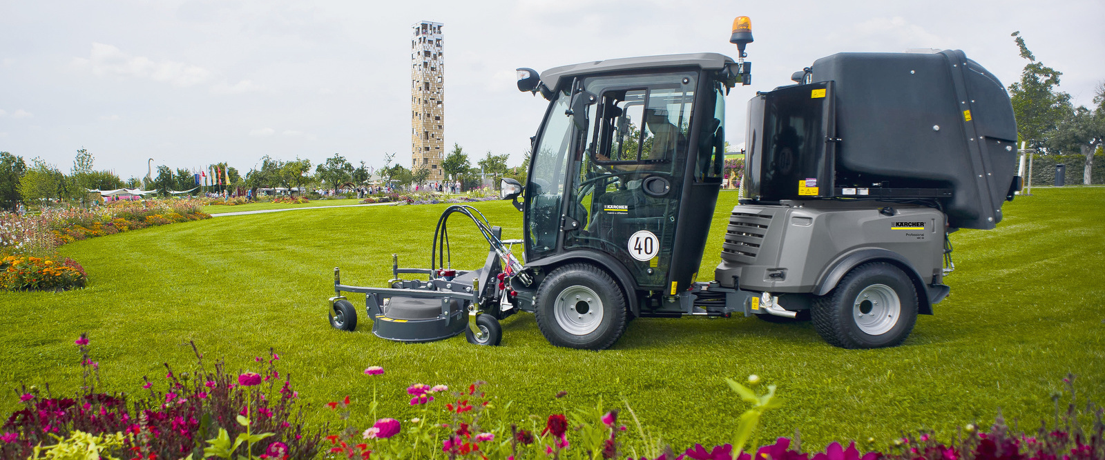 Pflege von Grünflächen Kärcher Kommunalmaschine auf Grünfläche