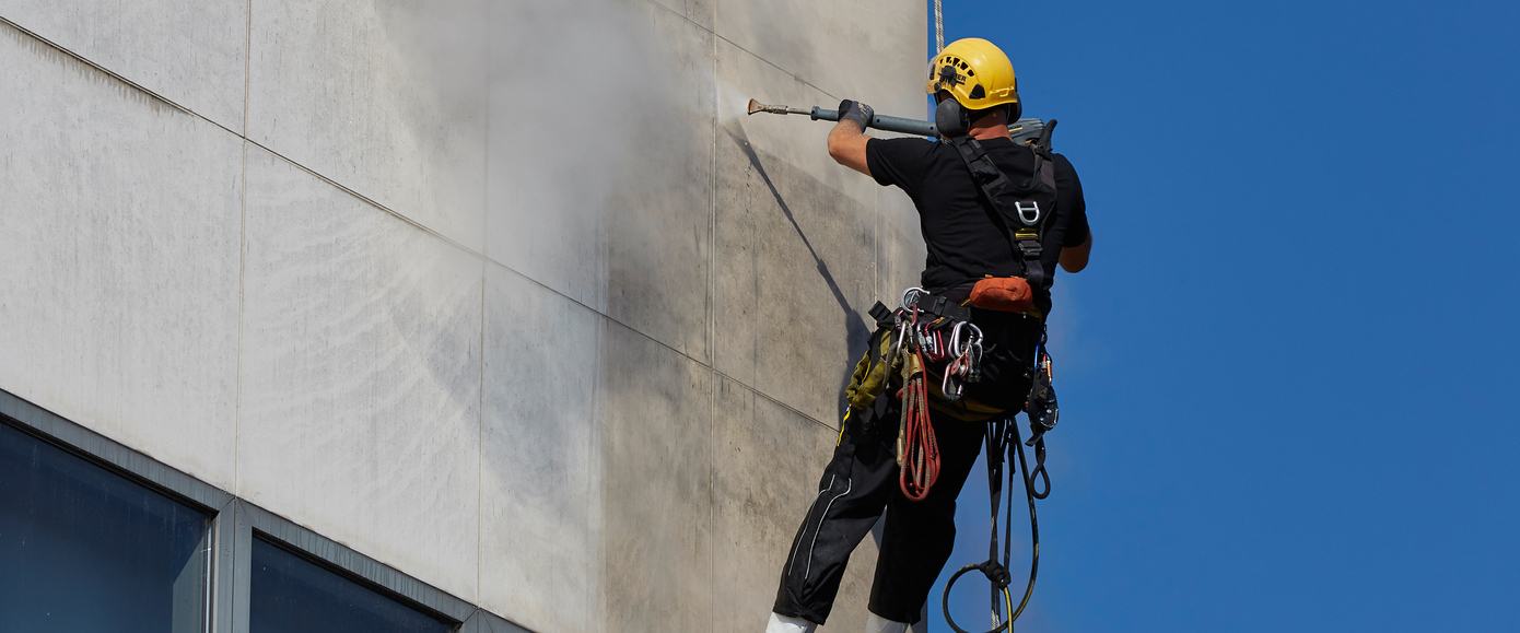 Fassaden reinigen Mann reinigt Fassade