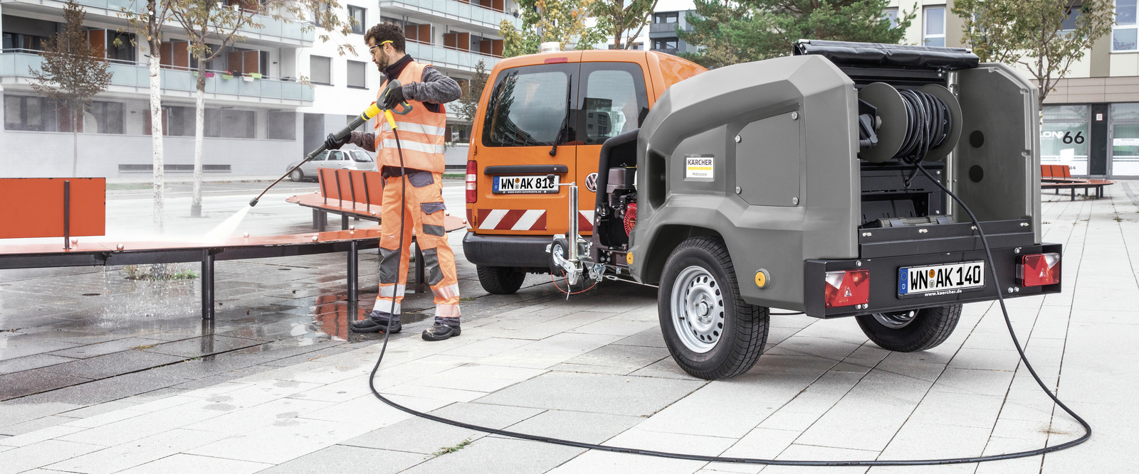 Cleaning with hot water high-pressure cleaner Cleaning with Kärcher hot water high-pressure cleaner