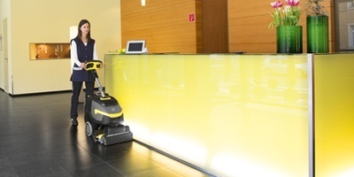 ショールームの床洗浄に