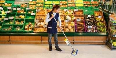 スーパーやショッピングセンターの床のマニュアル清掃に