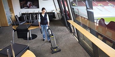 スタジアムのカーペット清掃に