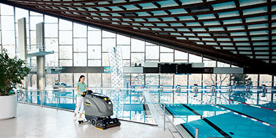 安全にご利用いただくためのプールサイドの清掃に