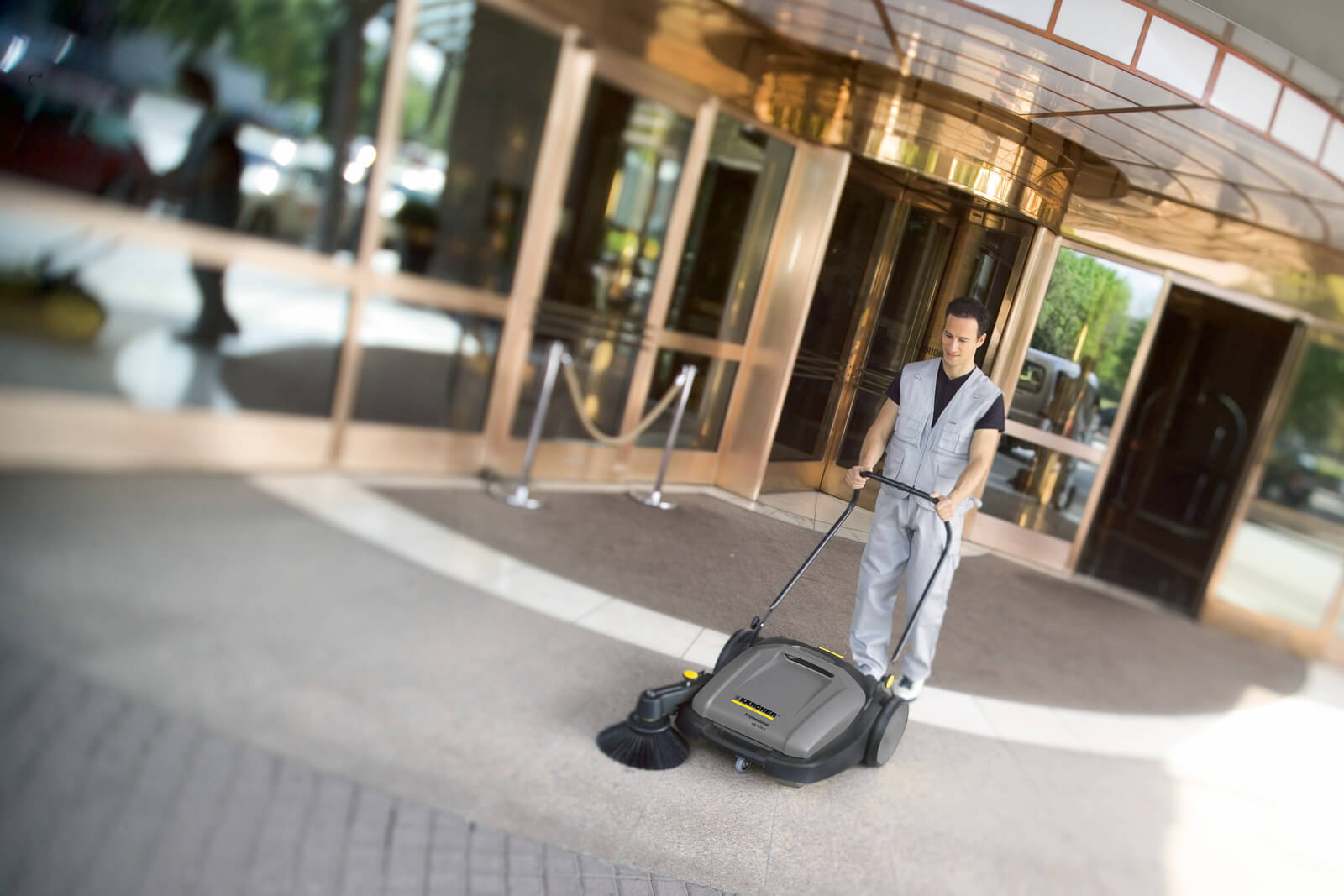 Redução de custos para varrer áreas internas e externas, em qualquer empresa Redução de custos para varrer áreas internas e externas, em qualquer empresa