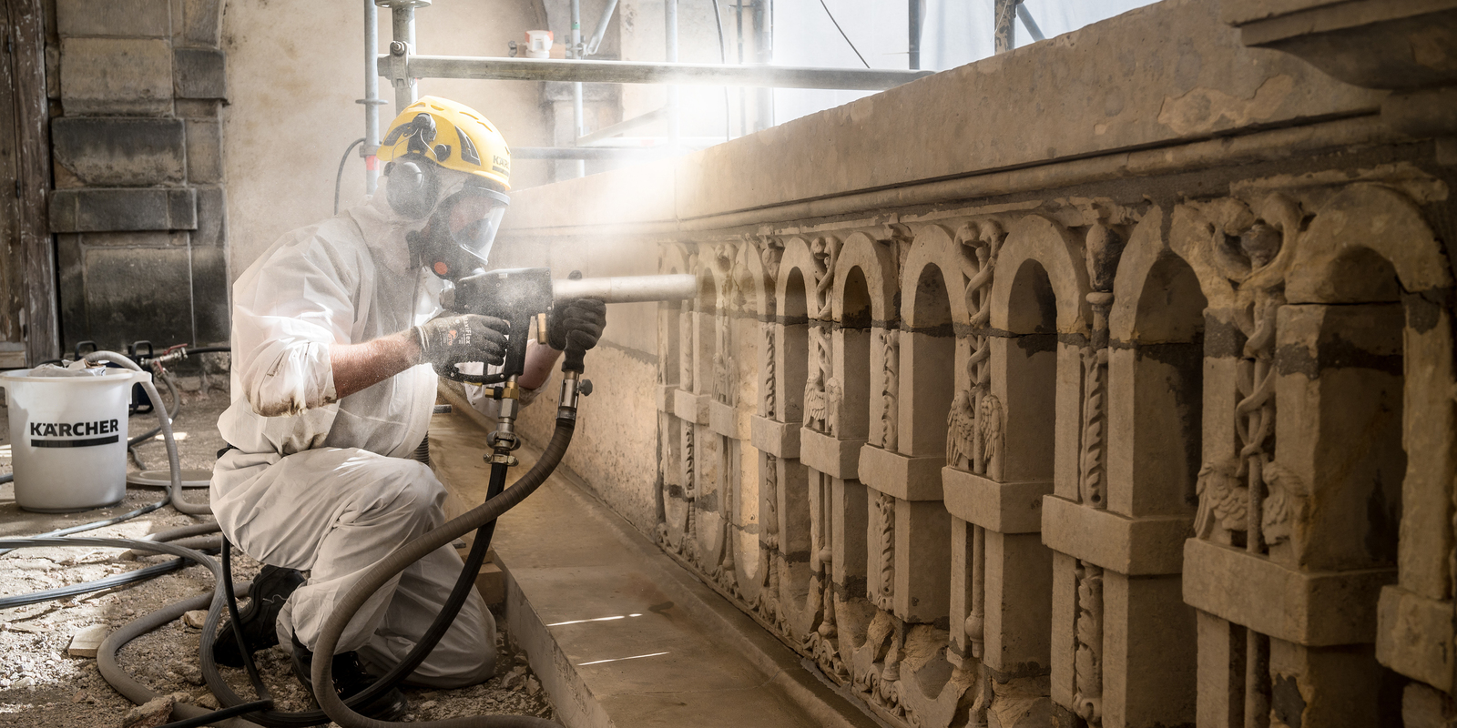 microparticle cleaning Kärcher worker employing a microparticle blasting procedure