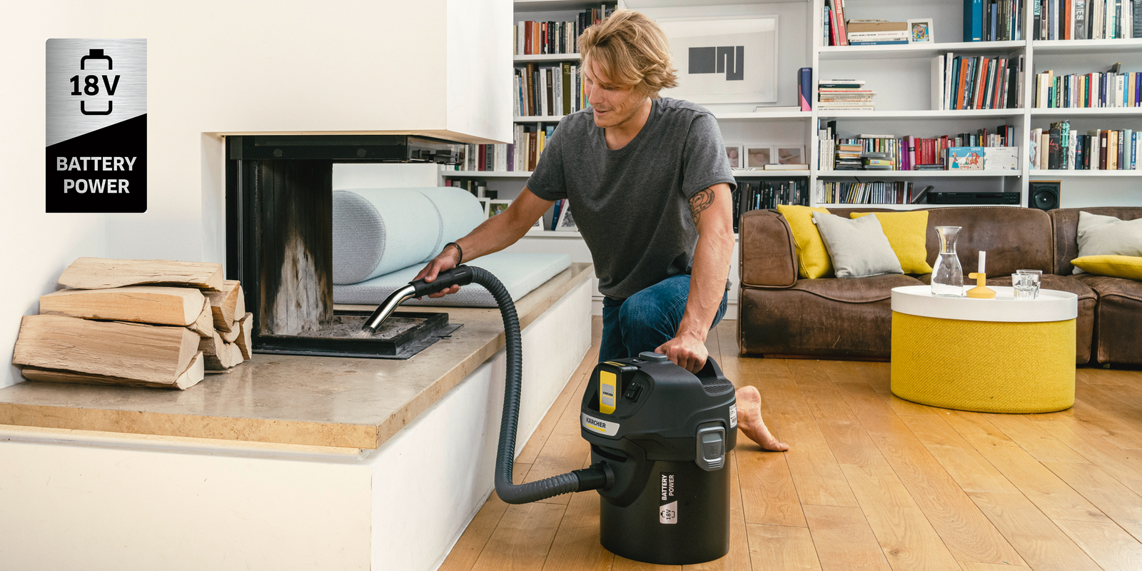 Mann reinigt Kamin mit Akku-Aschesauger AD 2 Battery