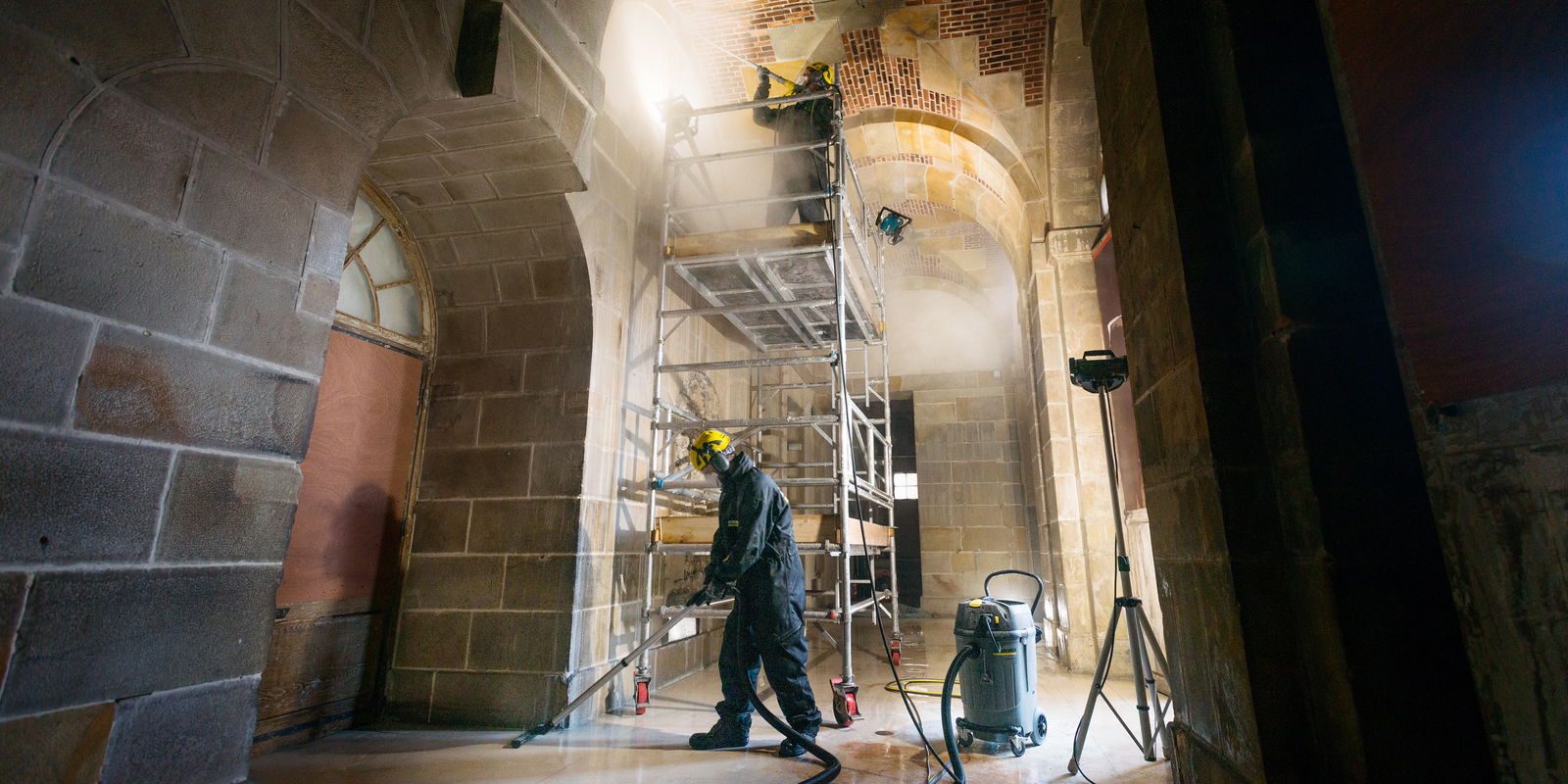 Élimination des dépôts calcaires par grenaillage à microparticules Kärcher nettoie le château de Fontainebleau avec des nettoyeurs vapeur