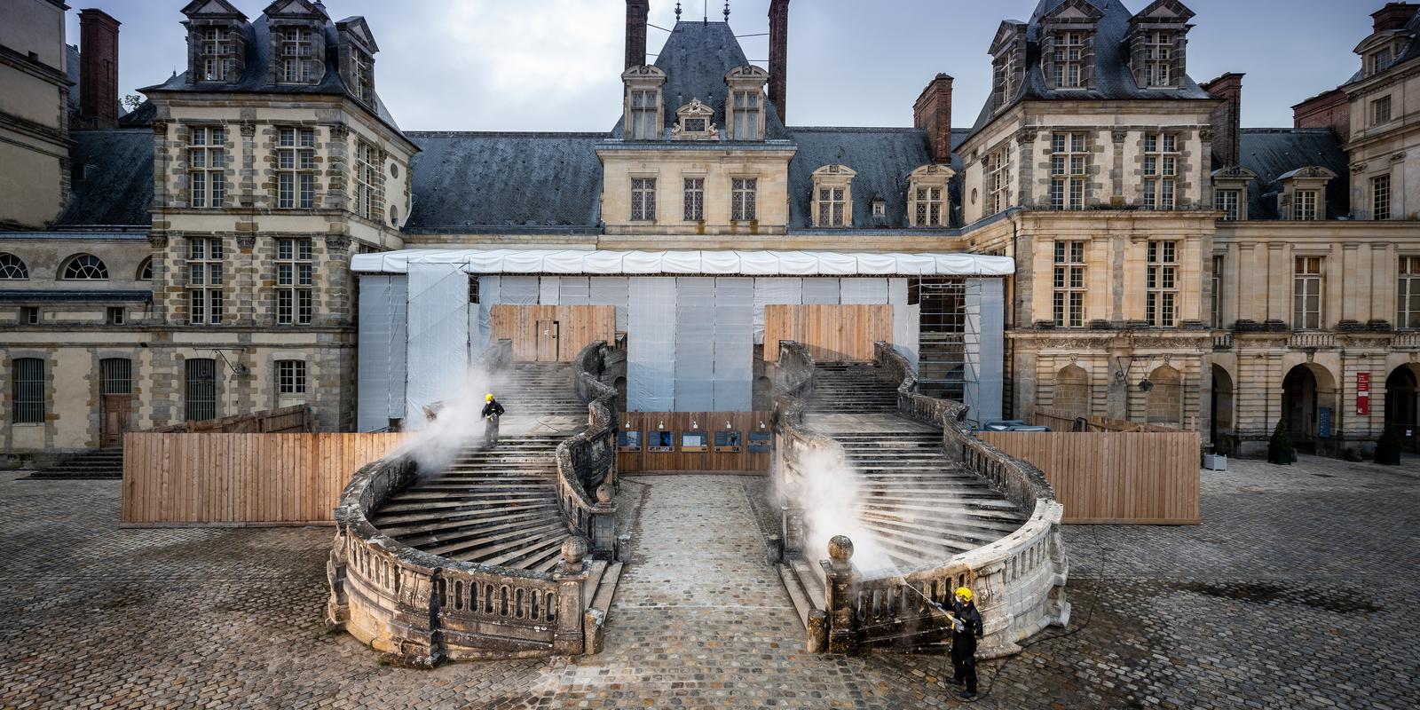 Kärcher hat die Hufeisentreppe am Schloss Fontainebleau in Frankreich gereinigt Kärcher hat die Hufeisentreppe am Schloss Fontainebleau in Frankreich gereinigt